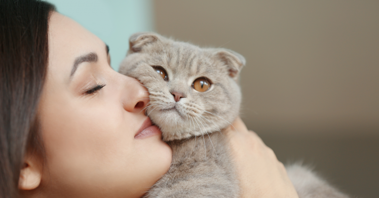 Mujer besando a su gato