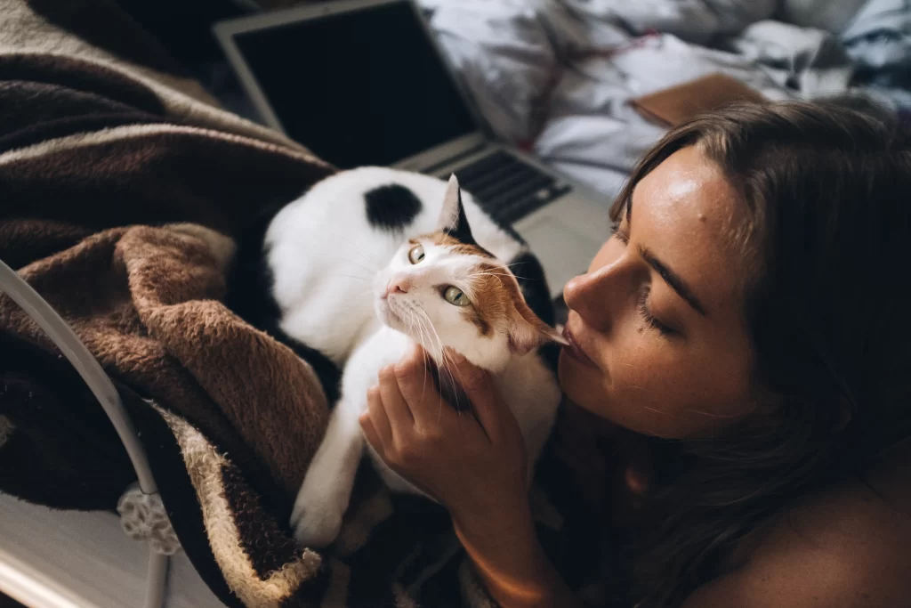 Mujer y su gato en una misma expresión para representar la relación entre la personalidad del dueño y su gato.